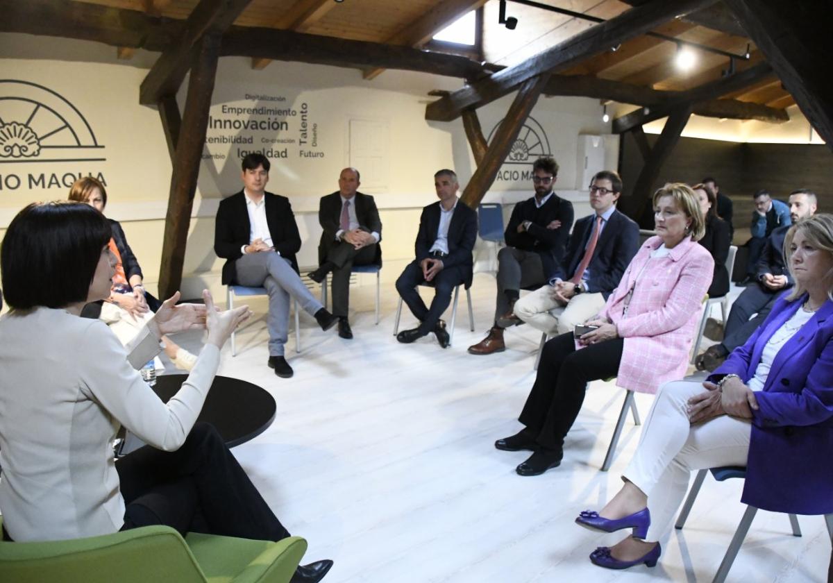 Morant se reunió con representantes de los centros de innovación.