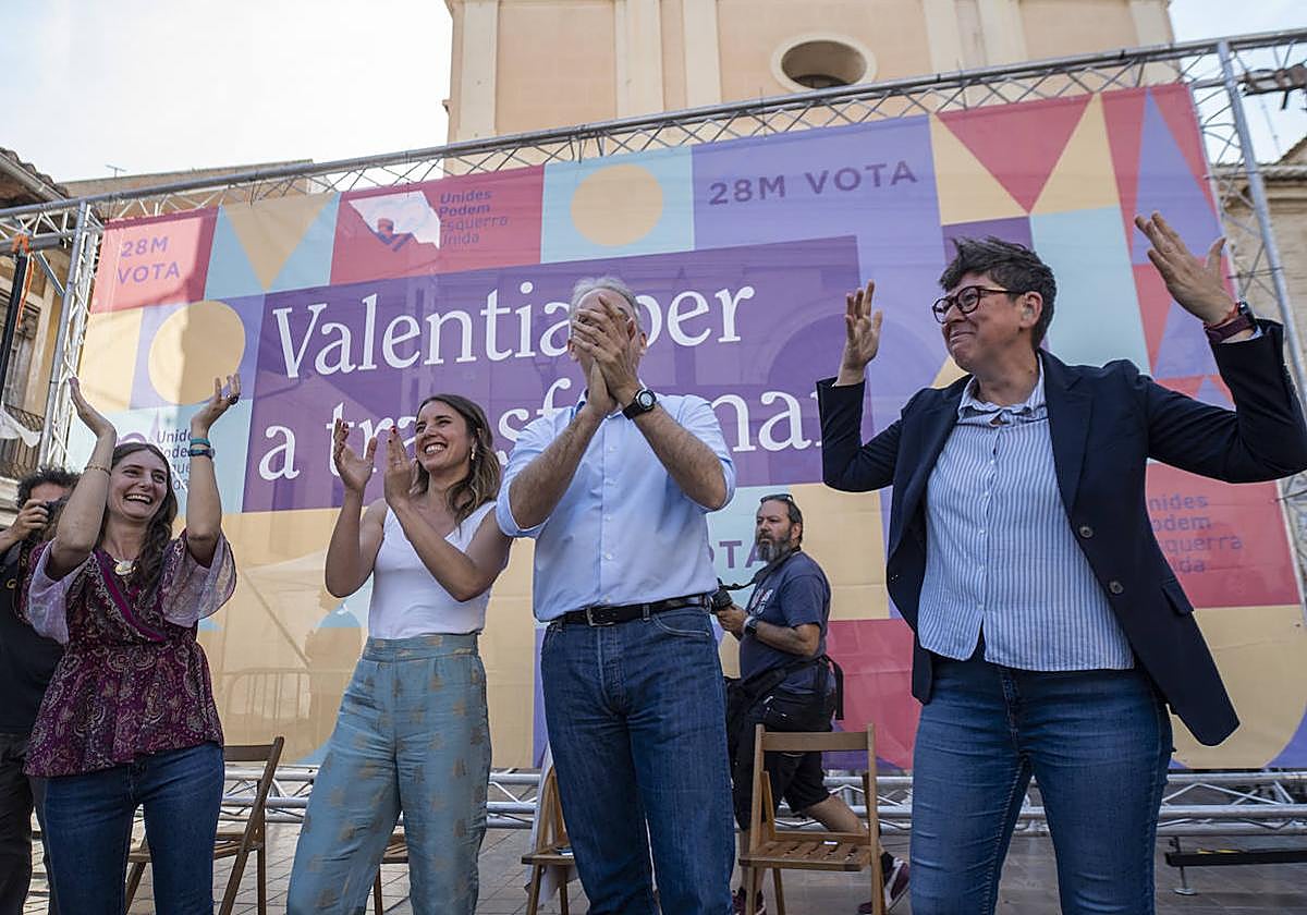 Irene Montero, en un acto junto a Pilar Lima, Lara Manyes y Héctor Illueca.
