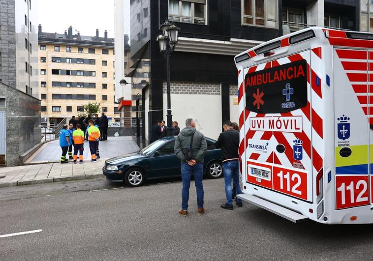 Agentes de la Policía y sanitarios, ante el edificio de la calle Facetos, donde residían las hermanas con su familia, y desde el que cayeron al patio interior.