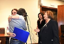 Nuria Delmiro, que no se volverá a presentar con el PSOE, se abraza con su compañero Manuel Campa en presencia de la alcaldesa.
