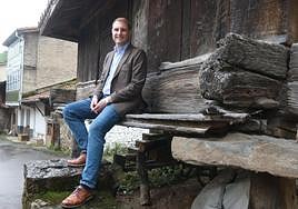 Adrián Pumares, sentado en la talamera de un hórreo en Ciargüelo, donde residen sus abuelos.