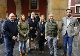 Miguel Tellado, Ángela Pumariega, Pablo González, Pilar Fernández Pardo, Diego Canga y Álvaro Queipo, ayer, en la Plaza Mayor de Gijón.