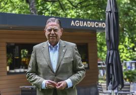 Alfredo Canteli delante del Aguaducho en el Campo San Francisco.