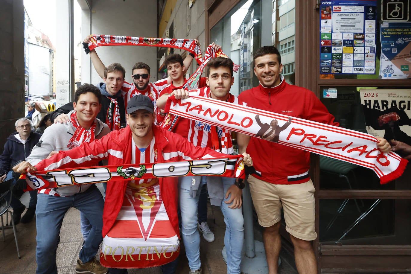 Aficionados del Sporting, en Eibar este sábado.