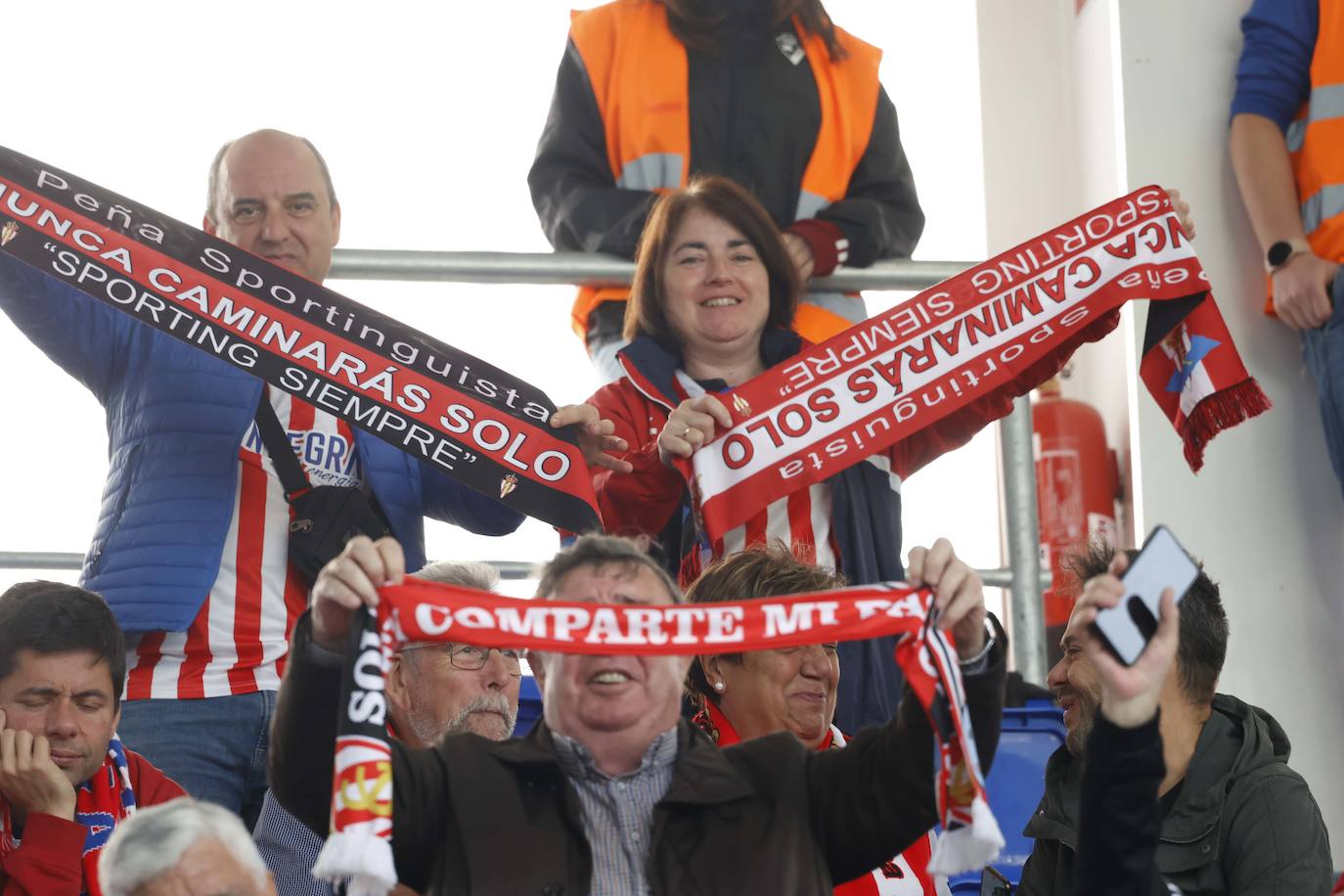 ¿Estuviste siguiendo al Sporting en Ipurúa? ¡Búscate en las fotos!