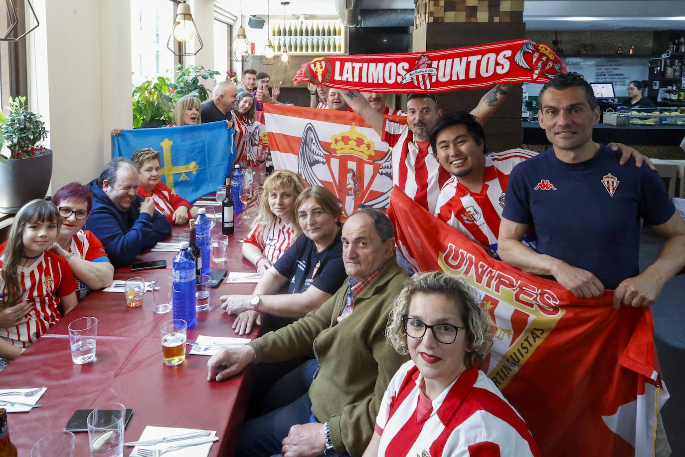 ¿Estuviste siguiendo al Sporting en Ipurúa? ¡Búscate en las fotos!