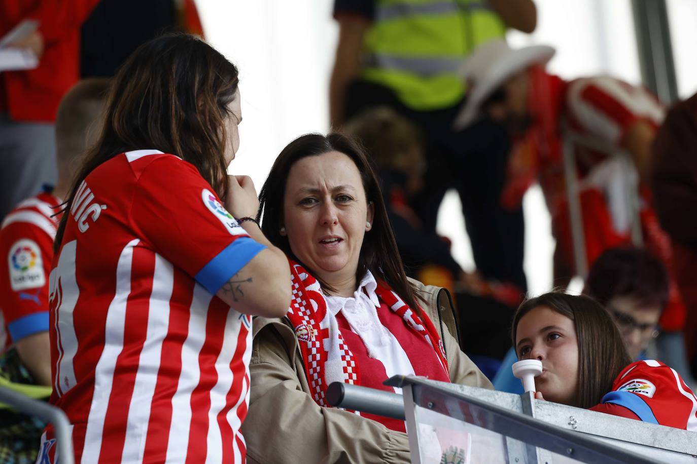 ¿Estuviste siguiendo al Sporting en Ipurúa? ¡Búscate en las fotos!