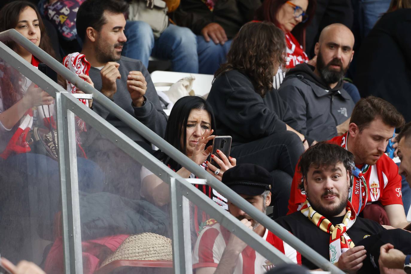 ¿Estuviste siguiendo al Sporting en Ipurúa? ¡Búscate en las fotos!