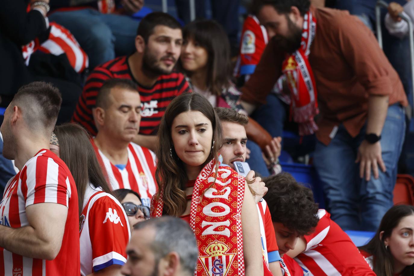 ¿Estuviste siguiendo al Sporting en Ipurúa? ¡Búscate en las fotos!