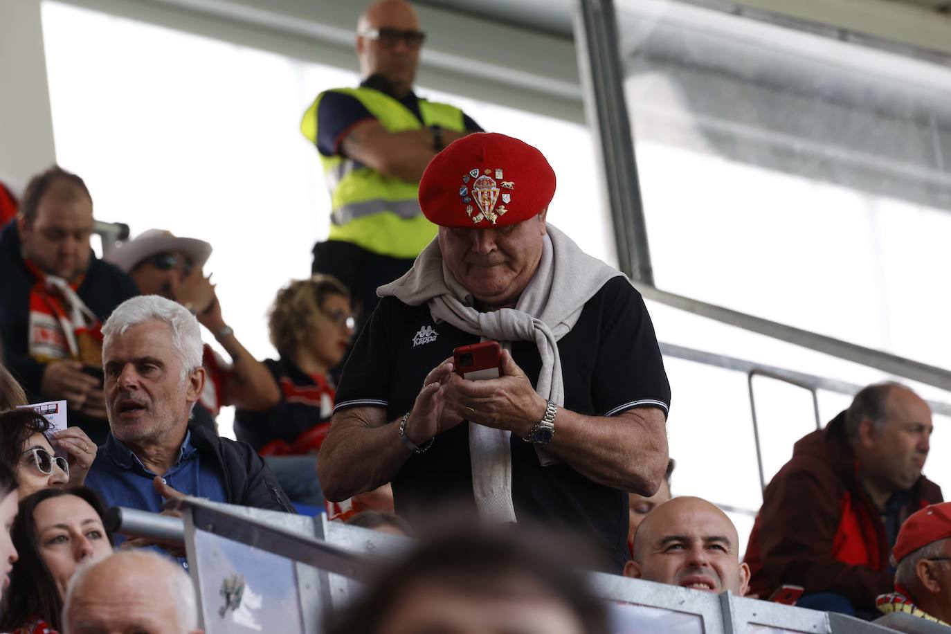 ¿Estuviste siguiendo al Sporting en Ipurúa? ¡Búscate en las fotos!