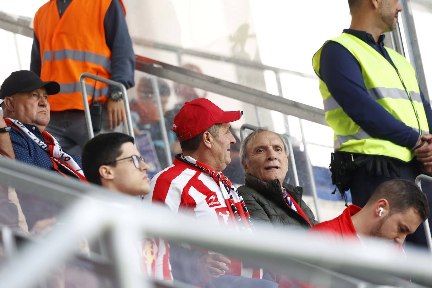 ¿Estuviste siguiendo al Sporting en Ipurúa? ¡Búscate en las fotos!