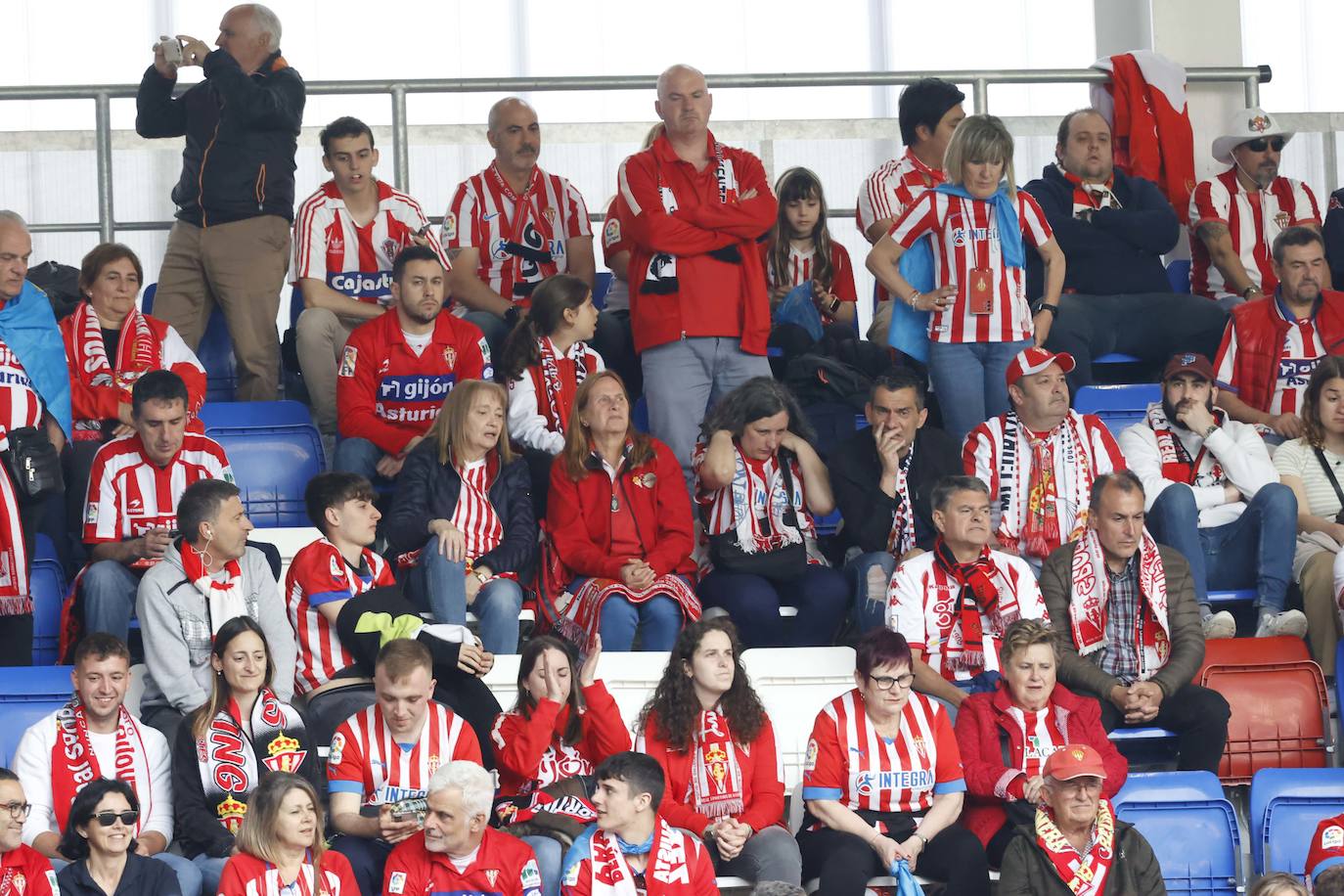 ¿Estuviste siguiendo al Sporting en Ipurúa? ¡Búscate en las fotos!