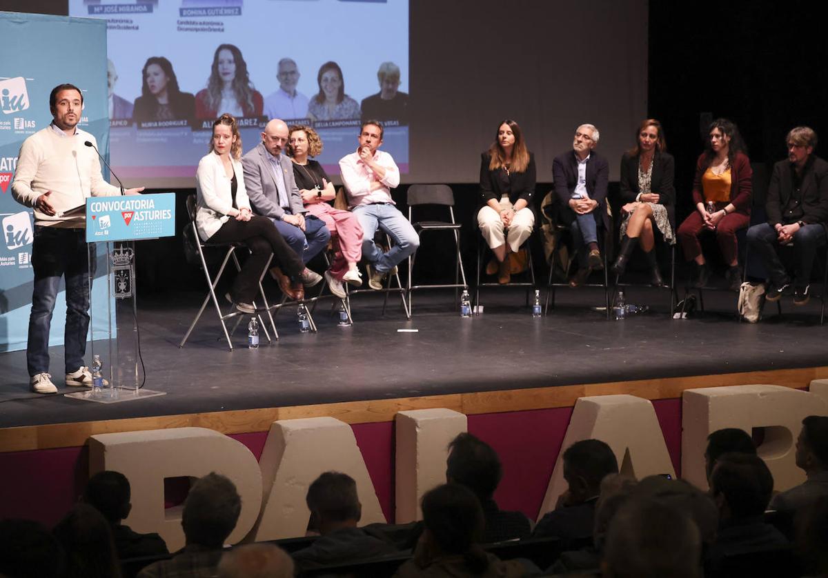 El ministro de Consumo, durante su intervención en Pola de Siero, acompañado en el escenario por Alicia Álvarez, Faustino Zapico, Romina Gutiérrez, Ovidio Zapico, María José Miranda, Gaspar Llamazares, Delia Campomanes, Nuria Rodríguez y Xabel Vegas