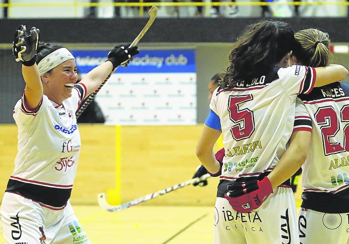 Natasha Lee, a la izquierda, celebra exultante junto a sus compañeras Sara Lolo y Sara Roces uno de los goles que dieron la victoria a las fabriles en el feudo de las gijonesas.