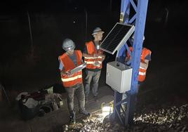 José Ramón Blanco, Juan Menéndez y David Vázquez, de TWave, durante las pruebas en Córdoba.