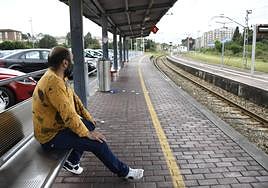 El cabo Miguel Ángel González en el punto en el que salvó al joven de saltar a las vías.