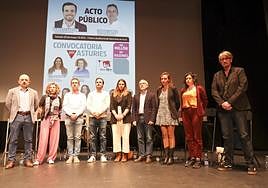 Faustino Zapico, Romina Gutiérrez, Ovidio Zapico, Alberto Garzón, María José Miranda, Gaspar Llamazares, Delia Campomanes, Nuria Rodríguez y Xabel Vegas guardan un minuto de silencia por las dos niñas fallecidas en Oviedo antes de comenzar el acto de Convocatoria por Asturias.