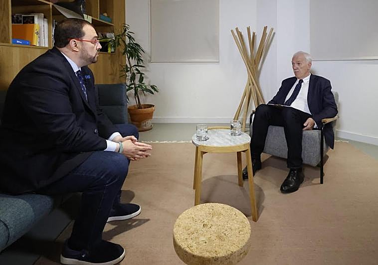 Barbón, entrevistado por Juan Neira.