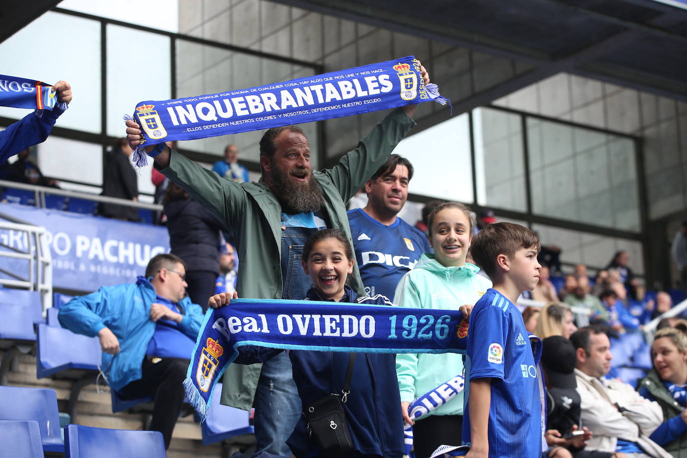 ¿Estuviste en el Tartiere? ¡Búscate en las fotos del último partido del Oviedo en casa!