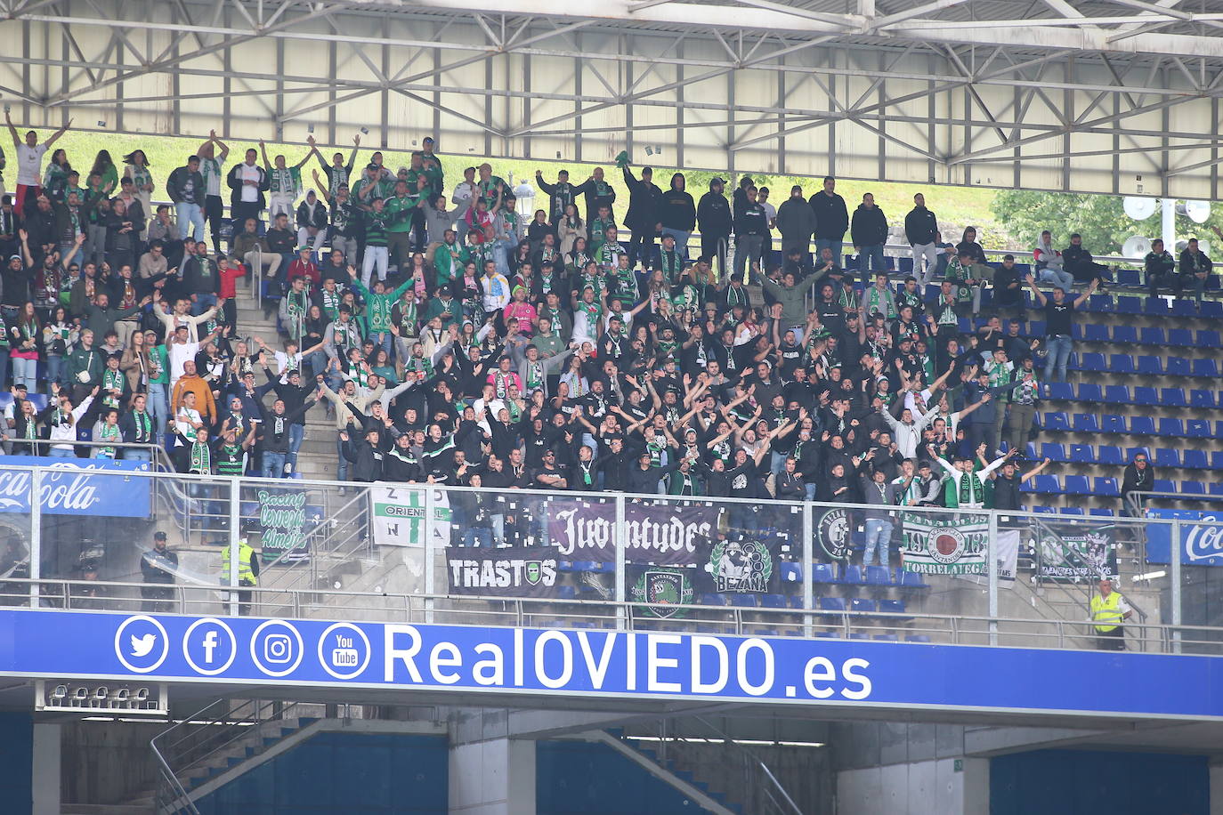 ¿Estuviste en el Tartiere? ¡Búscate en las fotos del último partido del Oviedo en casa!