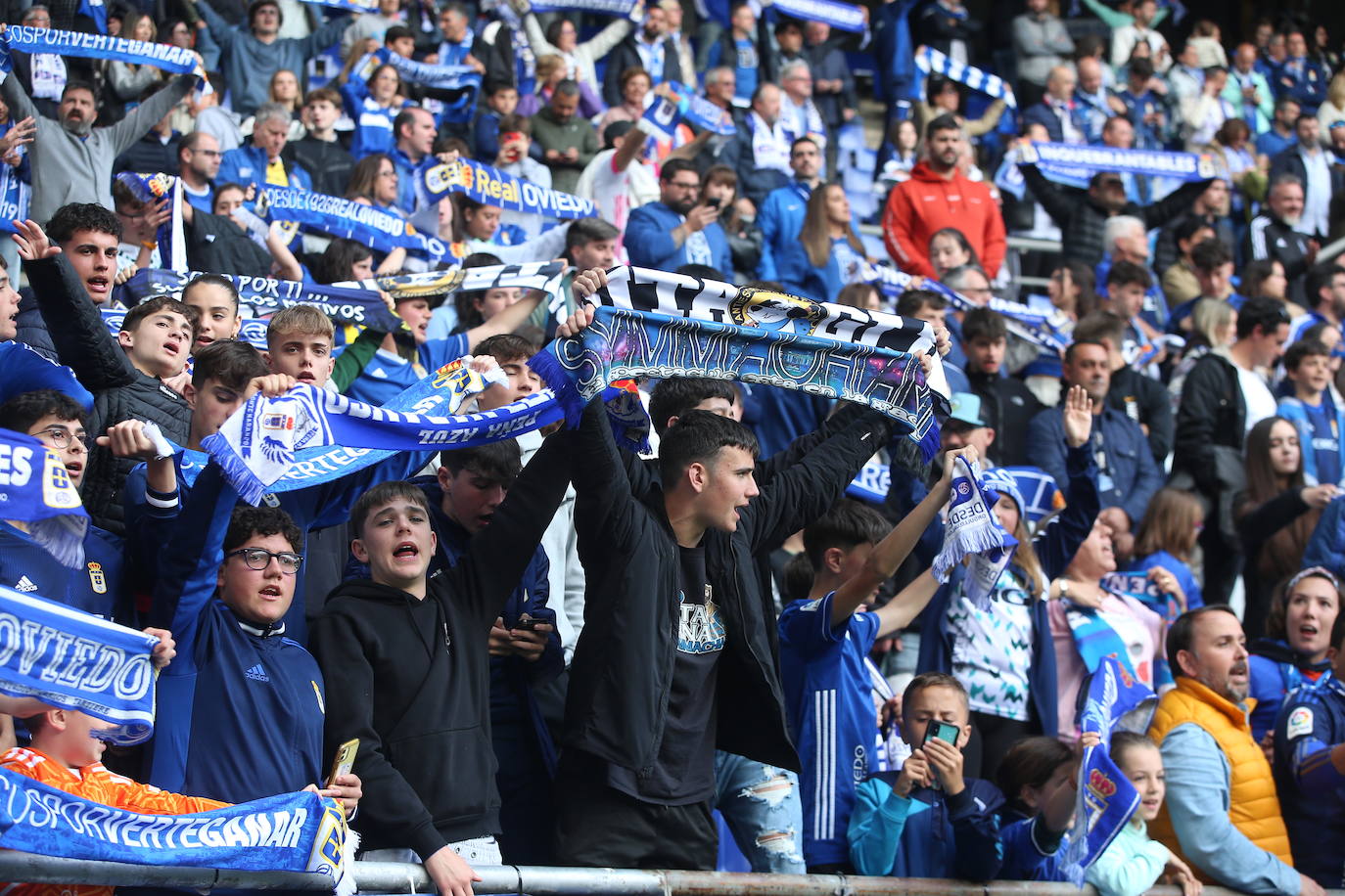 ¿Estuviste en el Tartiere? ¡Búscate en las fotos del último partido del Oviedo en casa!