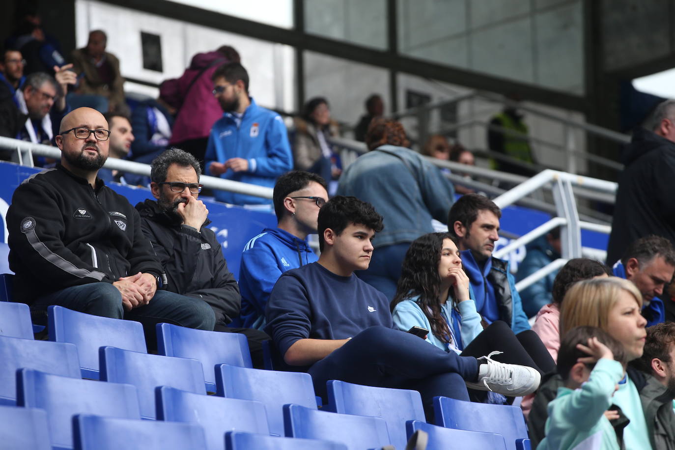¿Estuviste en el Tartiere? ¡Búscate en las fotos del último partido del Oviedo en casa!