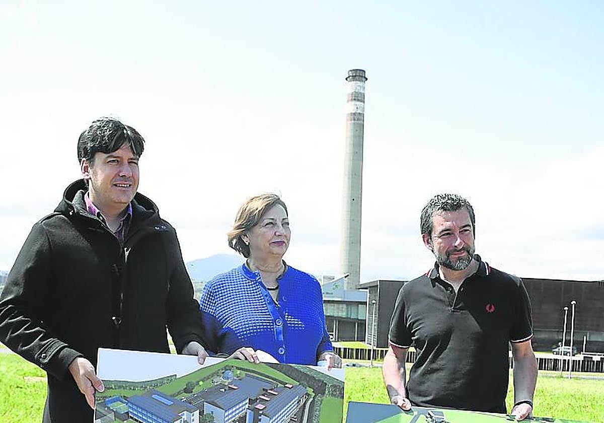 Borja Sánchez, Mariví Monteserín y Manuel Campa con las infografías de la futura Manzana del Talento.