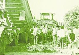 Los vecinos, ante una de las máquinas paralizadas.