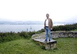 Ovidio Zapico, en el cerro de Santa Catalina, con la zona oeste de Gijón al fondo.