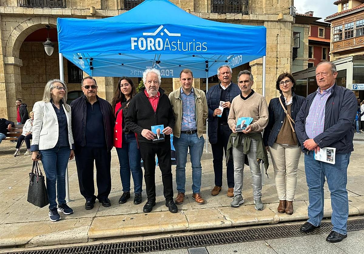 Adrián Pumares acompañó el sábado a Javier Vidal y los candidatos de Foro Asturias en su carpa electoral.