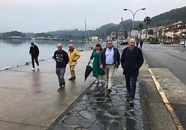 Juan Cofiño visitó el puerto de San Esteban con Celestino Novo.