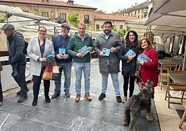Adrián Pumares, con miembros de la candidatura autonómico y local de Foro, ayer, en Oviedo.