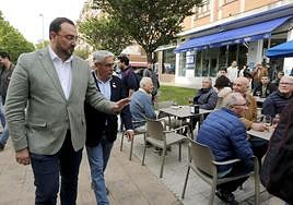 Barbón y 'Floro', ayer, paseando por El Llano.