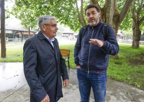 Imagen secundaria 1 - Pepín Braña (Que Hable Gijón) saluda a Carmen Moriyón (Foro) a su llegada al rastro. Floro (PSOE), en el Pueblo de Asturias, acompañado por el eurodiputado asturiano Jonás Fernández. Ángela Pumariega (PP) reparte propaganda electoral frente a Pelayo Barcia (Foro) y su compañero de lista Rodrigo Pintueles. 