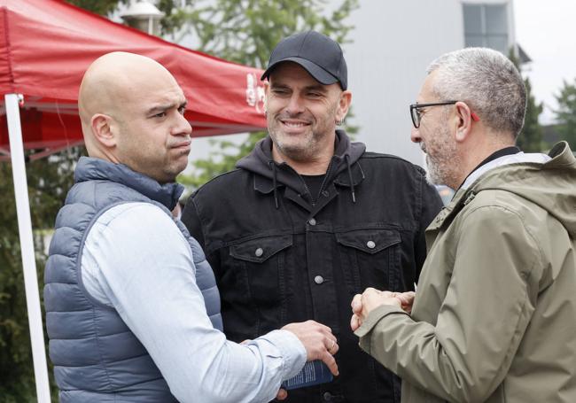 Jesús Martínez Salvador (Foro) bromea con Monchu García (PSOE) y José Carlos Fernández Sarasola (Ciudadanos).