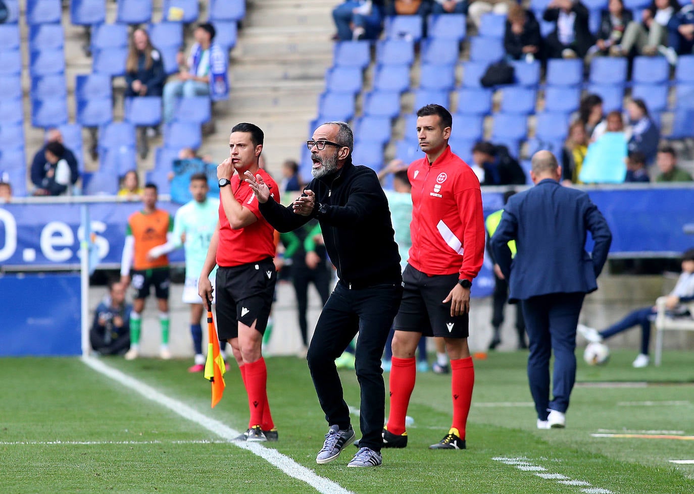 El entrenador del Real Oviedo, Álvaro Cervera, durante el último partido de la temporada en el Carlos Tartiere.