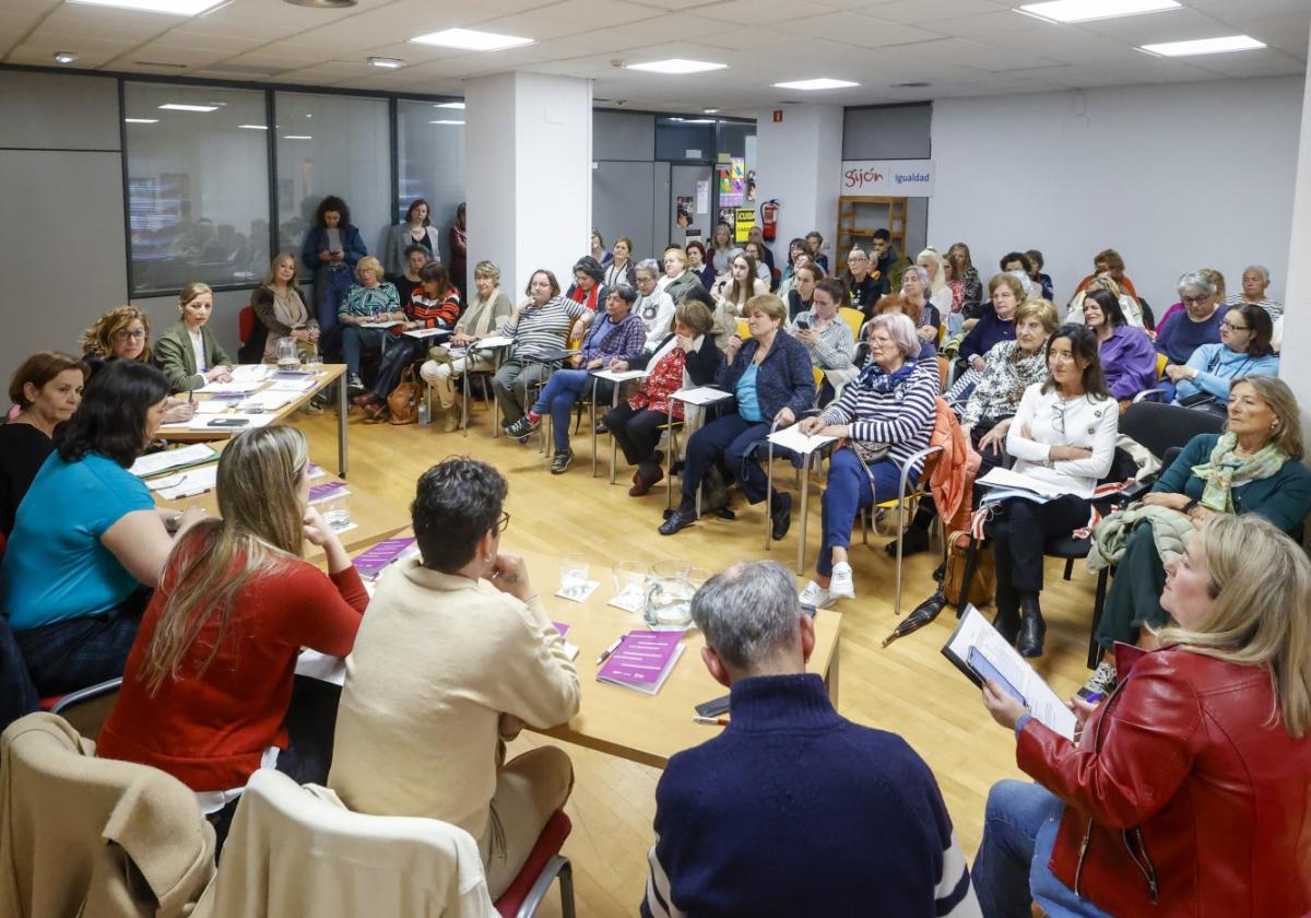 Debate sobre políticas de género en la Casa de Encuentros de Mujeres.