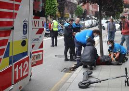 Sanitarios, atendiendo a la herida.