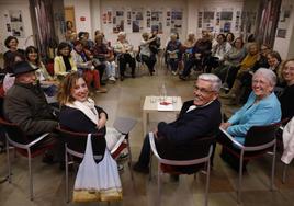 Floro, con la exministra Matilde Fernández a su derecha, en la Casa del Pueblo en un acto sobre la soledad no deseada.