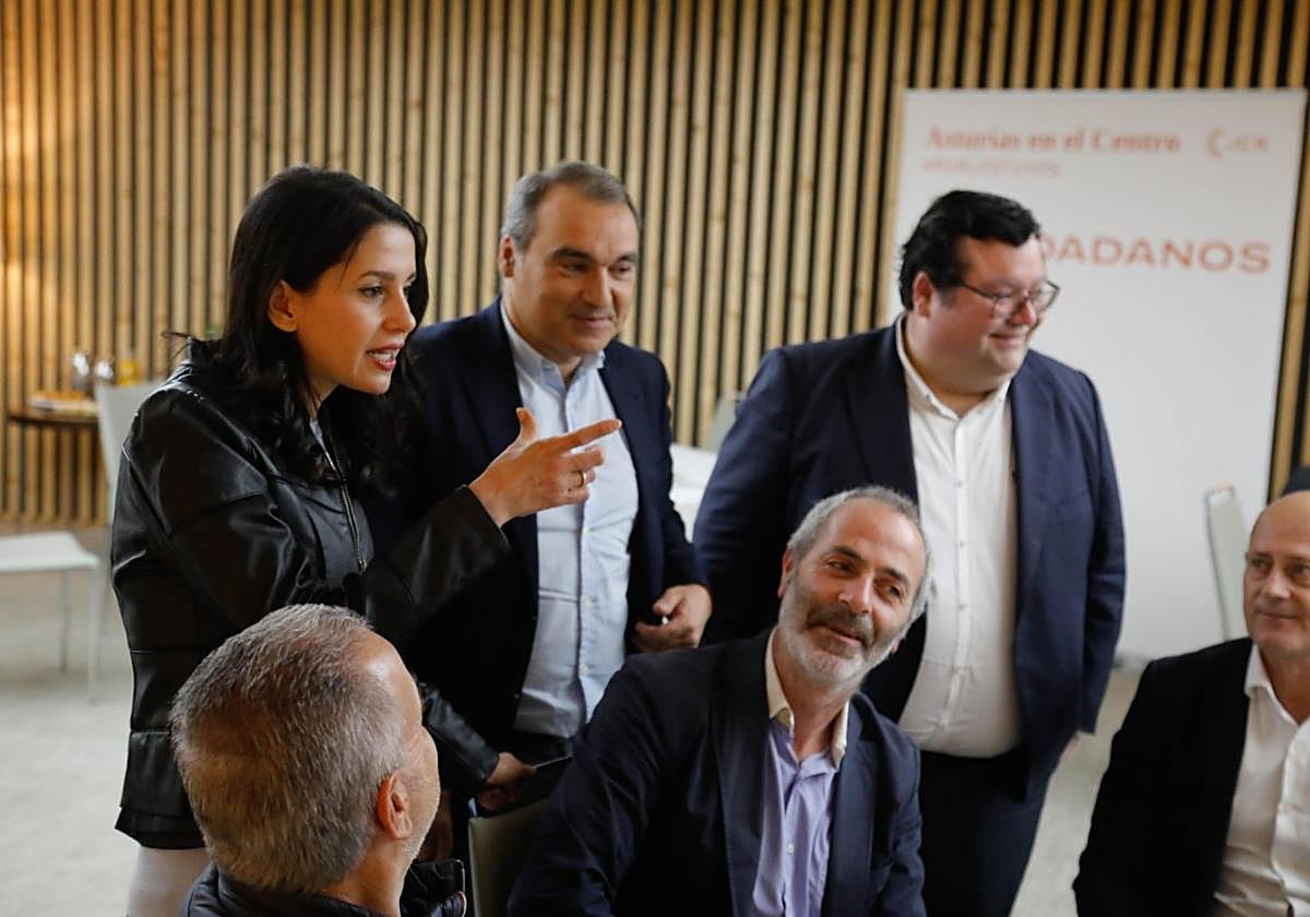 Inés Arrimadas, Manuel Iñarra y Luis Pacho, ayer, en Oviedo.
