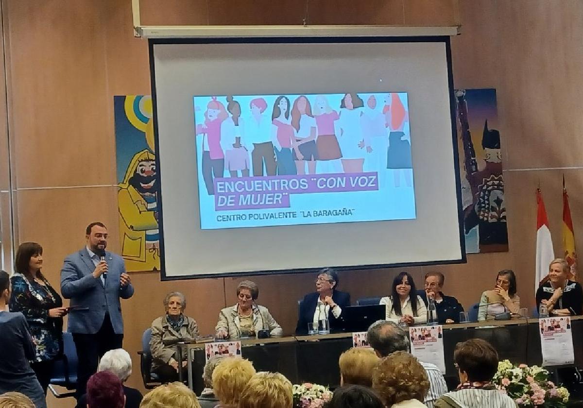 Adrián Barbón y Amelia Fernández junto a mujeres emprendedoras de Carreño.