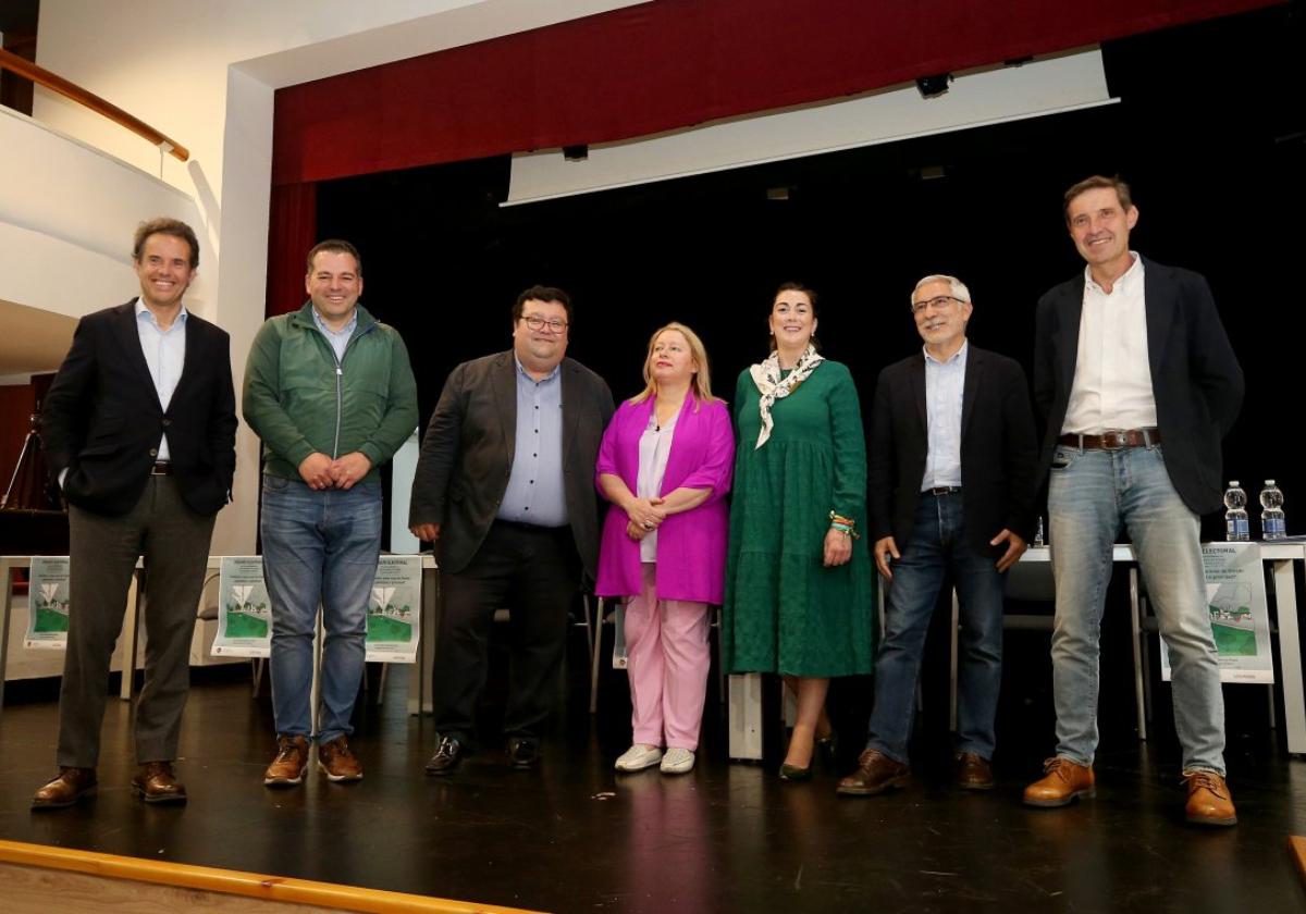 Ignacio Cuesta, Carlos Suárez, Luis Pacho, Belén Suárez Prieto, Sonsoles Peralta, Gaspar Llamazares y Carlos Llaneza, ayer en Trubia.