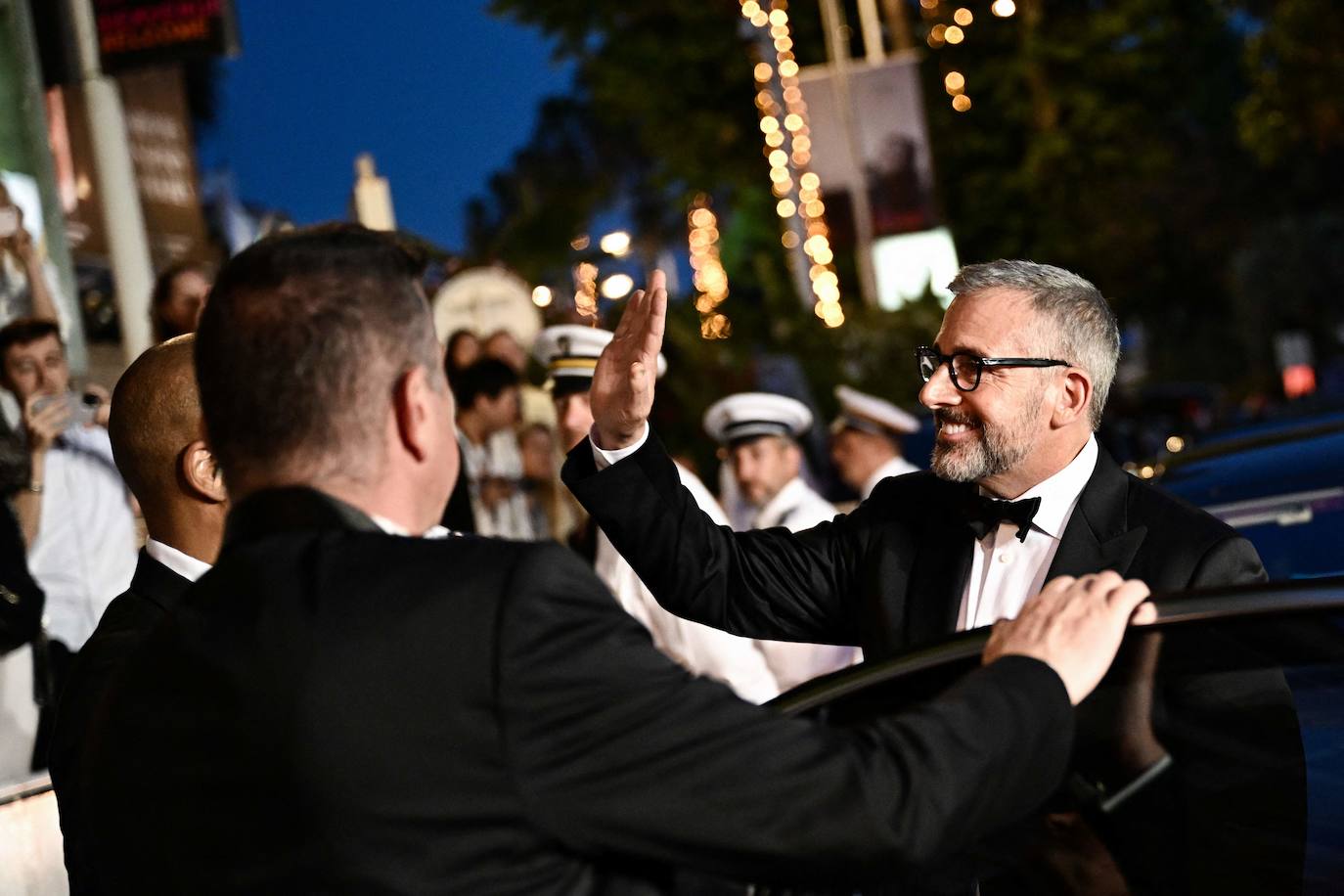 El actor Steve Carell, montándose en su vehículo para dejar la alfombra roja. 