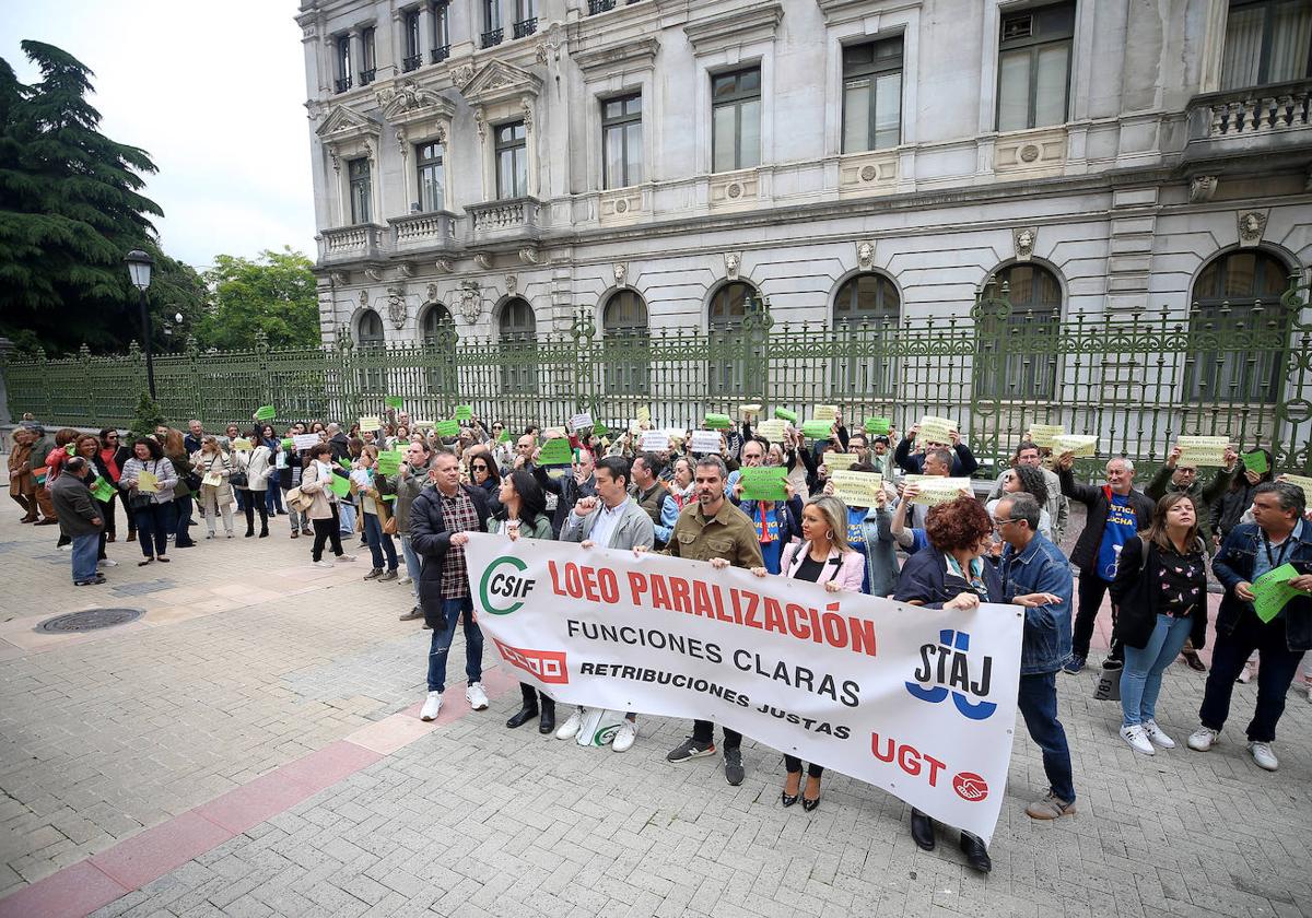 La huelga de funcionarios paraliza los juzgados asturianos: «No nos van a doblegar»