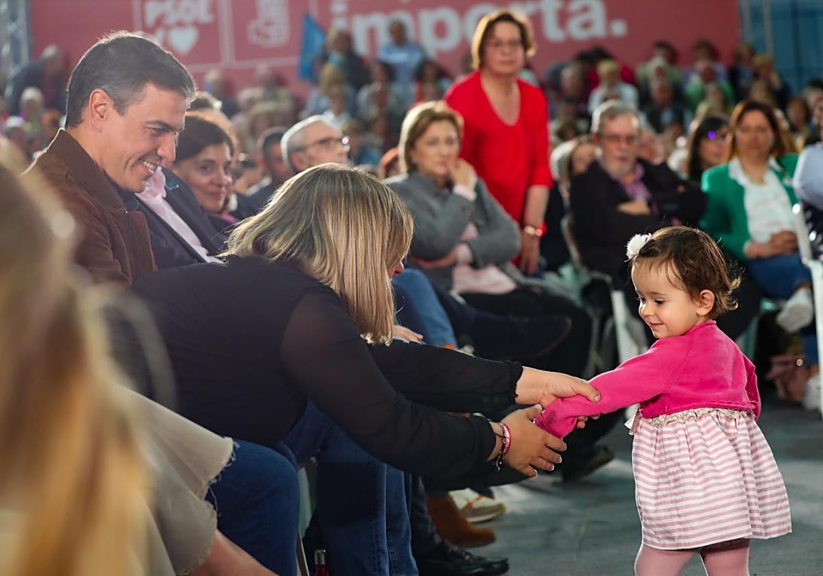 Gimena Llamedo coge de la mano a su hija, Marina.