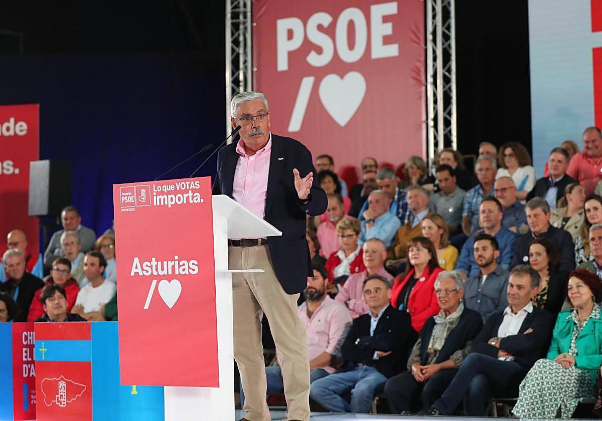 El candidato del PSOE a la Alcaldía, Luis Manuel Flórez, 'Floro', interviene en el acto.