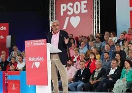El candidato del PSOE a la Alcaldía, Luis Manuel Flórez, 'Floro', interviene en el acto.
