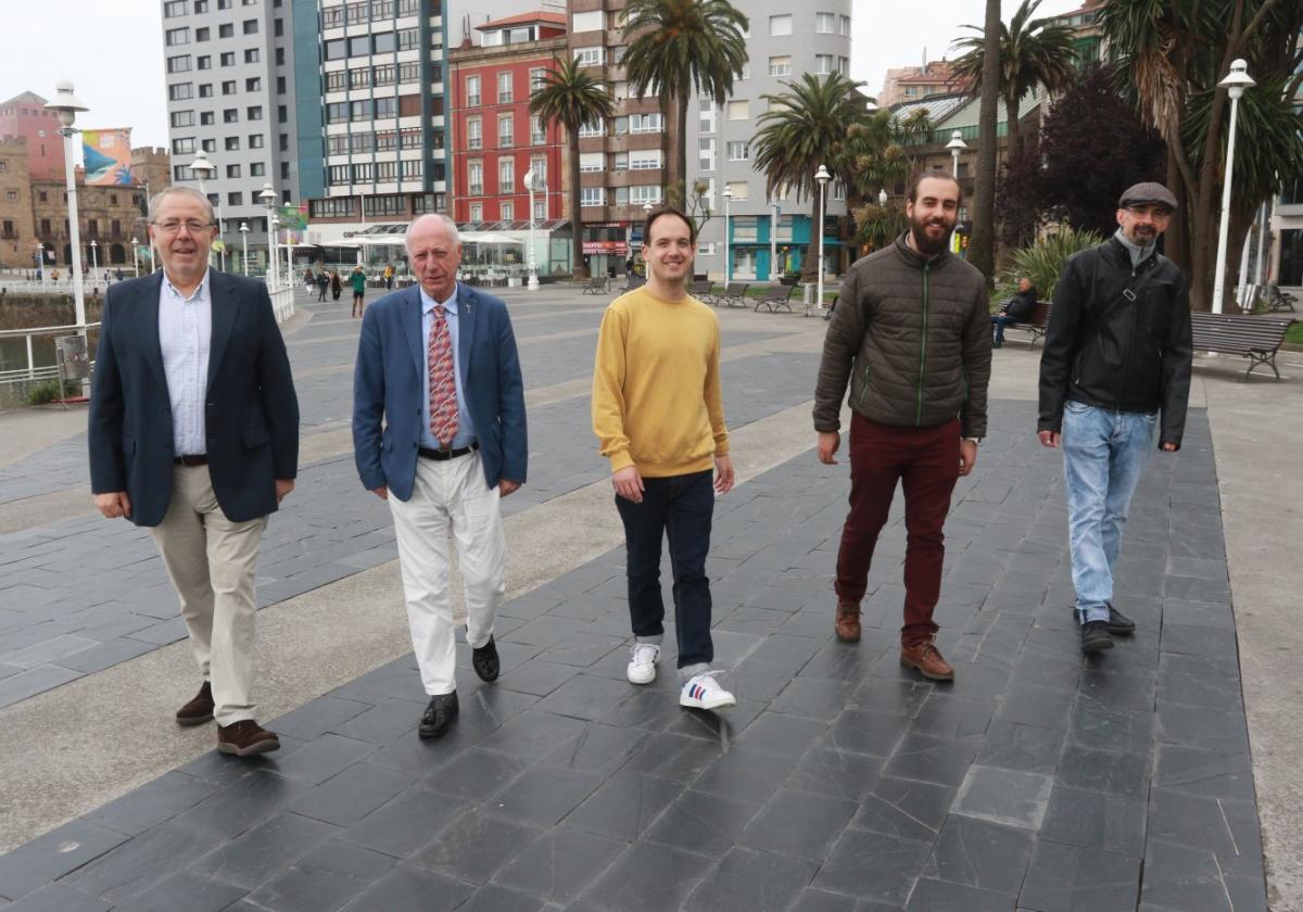 Luis Junco, José María Suárez Braña, Gonzalo Fernández, Alexander Martínez y Rufino Fernández, en los Jardines de la Reina. FOTOS: JESÚS MANUEL PARDO