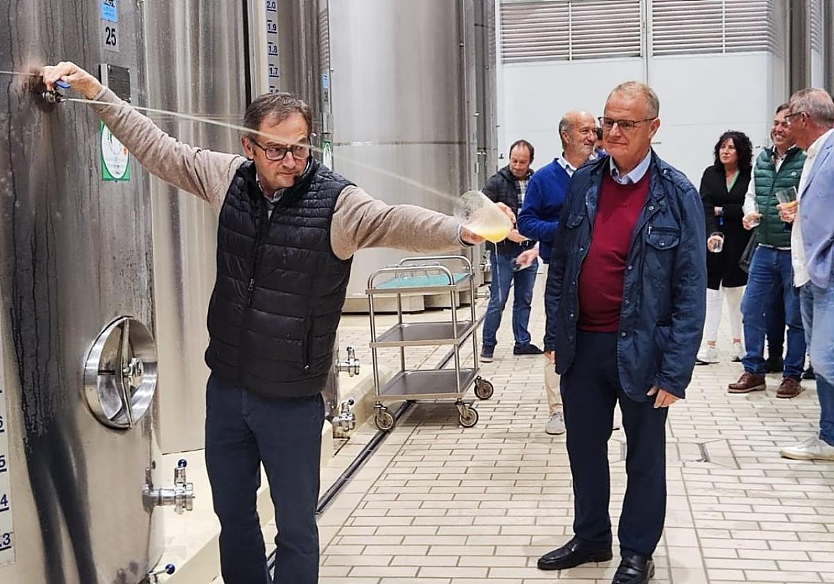 Canga, ayer, en su visita al llagar de Sidra Castañón.