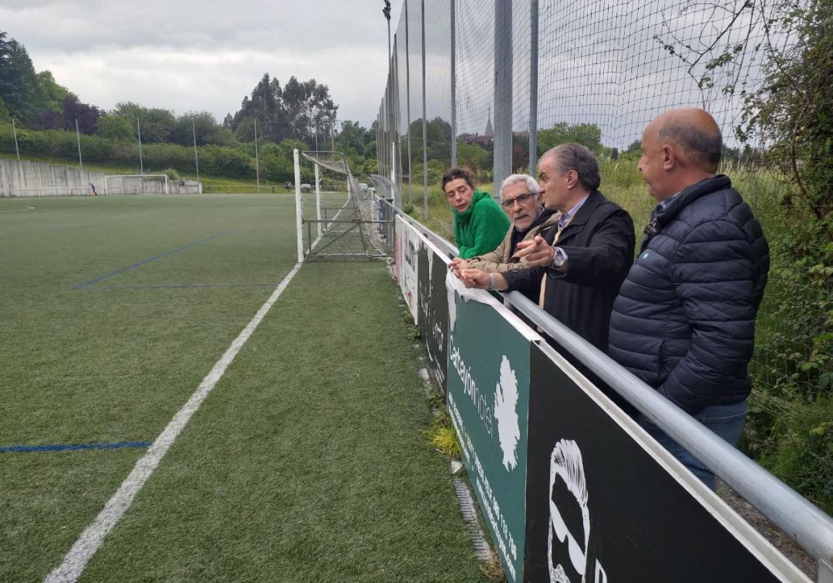 Pontón y Llamazares, ayer, con la directiva del CD Vallobín.